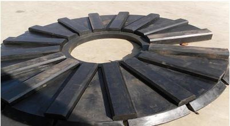 橡膠襯板硫化提升的性能使得球磨機(jī)橡膠襯板在設(shè)備工作中的表現(xiàn)突出